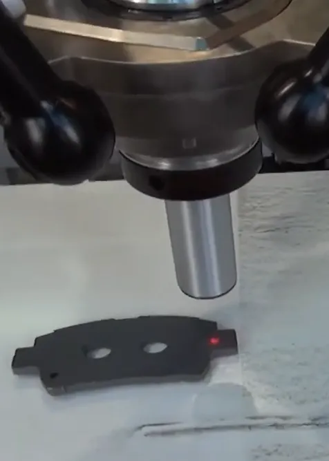 Głowica pomiarowa PaintChecker Industrial OptiSense wykonuje pomiar grubości powłoki na detalu