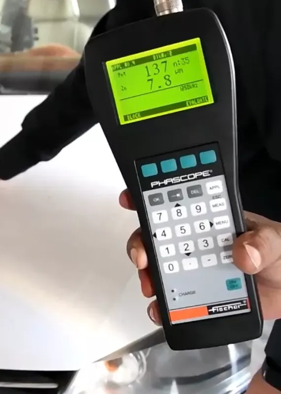 Jednoczesny pomiar grubości cynku i&nbsp;lakieru miernikiem PHASCOPE&reg; PMP10 DUPLEX