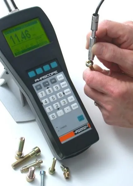Sonda PHASCOPE&reg; PMP10 podczas pomiaru grubości cynku na śrubach