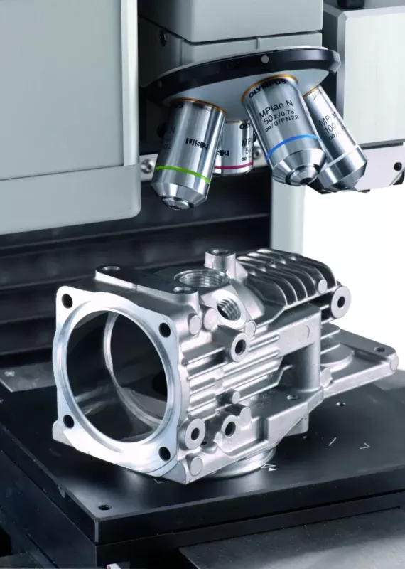 PICODENTOR HM500 wykonuje pomiar twardości elementu metalowego na stole pomiarowym