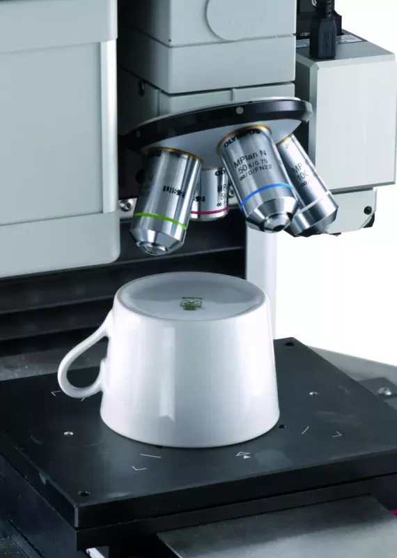 Zbliżenie głowicy PICODENTOR HM500 podczas pomiaru twardości próbki ceramicznej