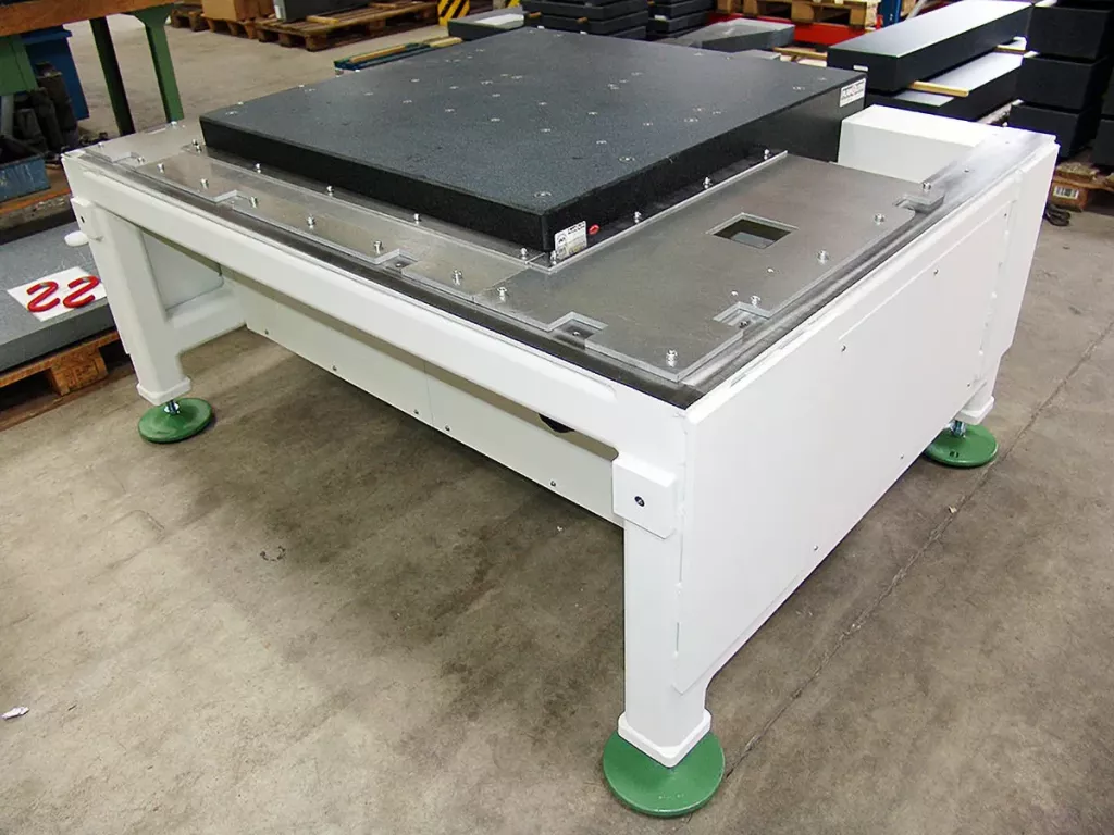 Stół ze stojakiem i&nbsp;płytą pomiarową — przykład kompletnego stanowiska Planolith