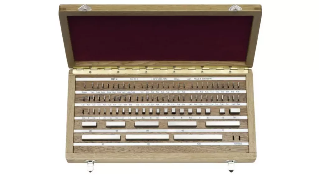 Zestaw płytek wzorcowych KOBA w&nbsp;drewnianej kasecie – kalibracja przyrządów