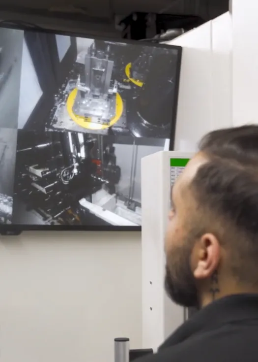 Operator monitoruje proces obróbczy na ekranie – system UYAR VisionLine