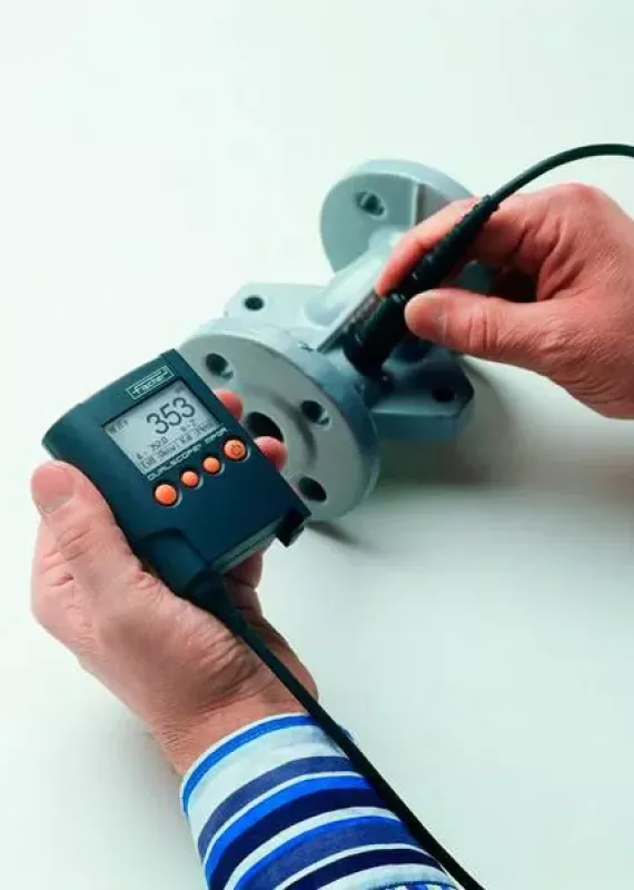 Kontrola grubości powłoki malarskiej na odlewie żeliwnym miernikiem grubości powłok