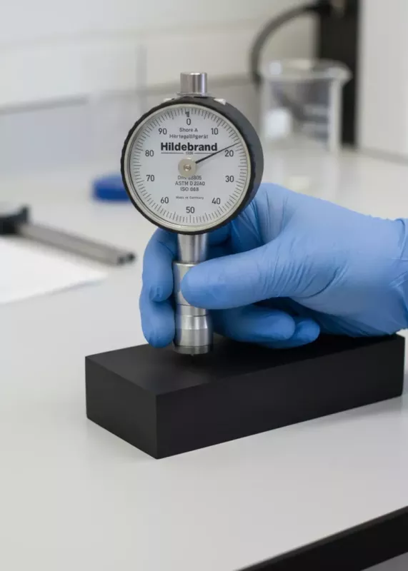 Twardościomierz Shore A HD3000 Hildebrand podczas pomiaru twardości materiału