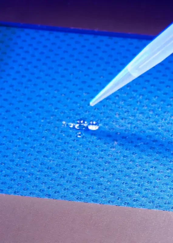 Pipeta dozująca 0,2 ml wody na próbkę tkaniny zgodnie z&nbsp;AATCC 201 w&nbsp;testerze ProDry