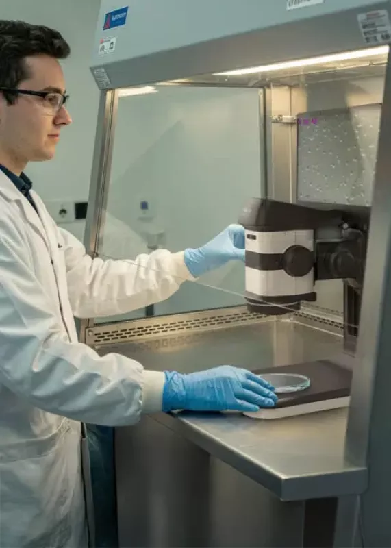 Naukowiec korzystający z&nbsp;mikroskopu cyfrowego ProteQ VISO