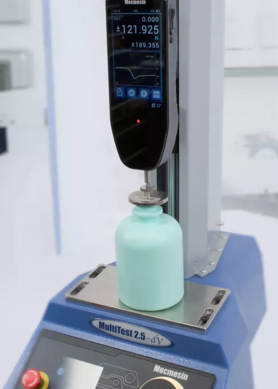 Miernik siły Mecmesin VFG podczas pomiaru na stanowisku testowym