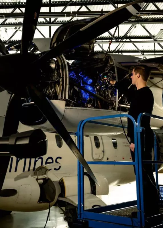 Inżynier wykonujący kontrolę jakości silnika lotniczego za pomocą ręcznego skanera 3D MetraSCAN BLACK i&nbsp;optycznego trackera