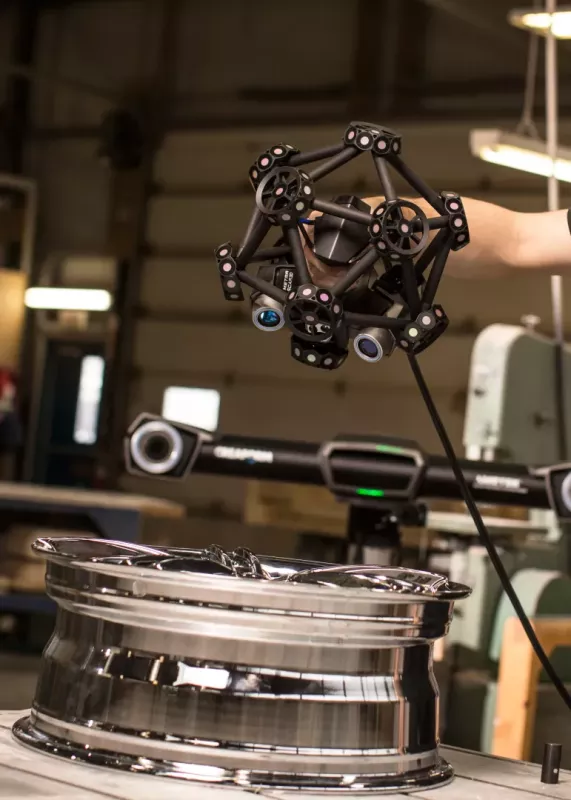 Ręczny skaner 3D MetraSCAN BLACK skanuje błyszczącą obręcz koła, pokazując stabilny pomiar bez matowienia powierzchni