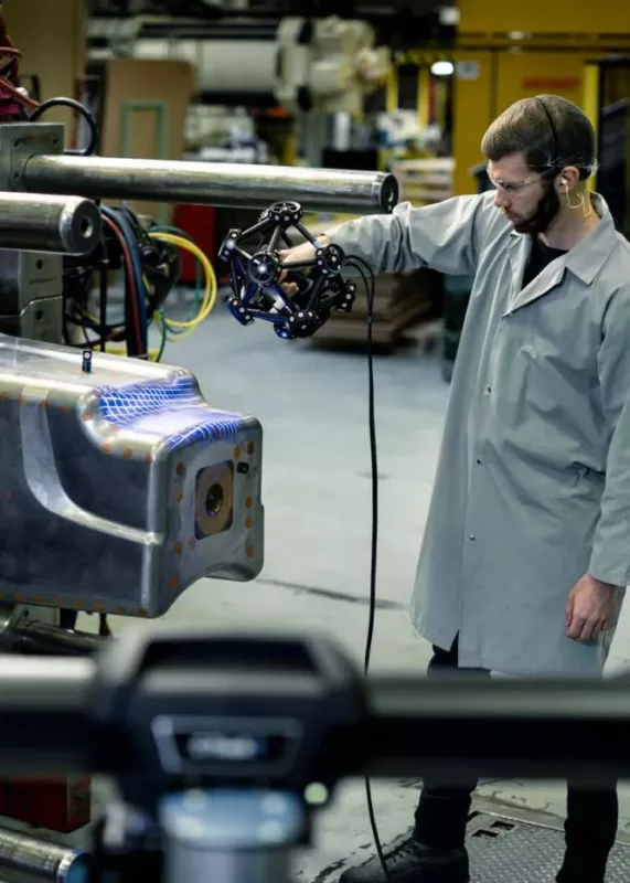 Operator skanuje dużą formę przemysłową laserowym skanerem 3D MetraSCAN BLACK w&nbsp;warunkach produkcyjnych