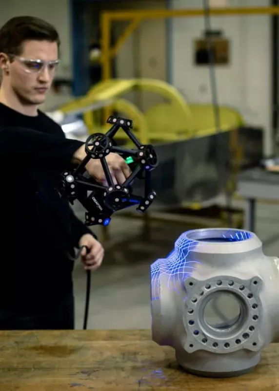 Inżynier skanuje odlew przemysłowy za pomocą ręcznego skanera 3D MetraSCAN BLACK z&nbsp;niebieskim światłem laserowym