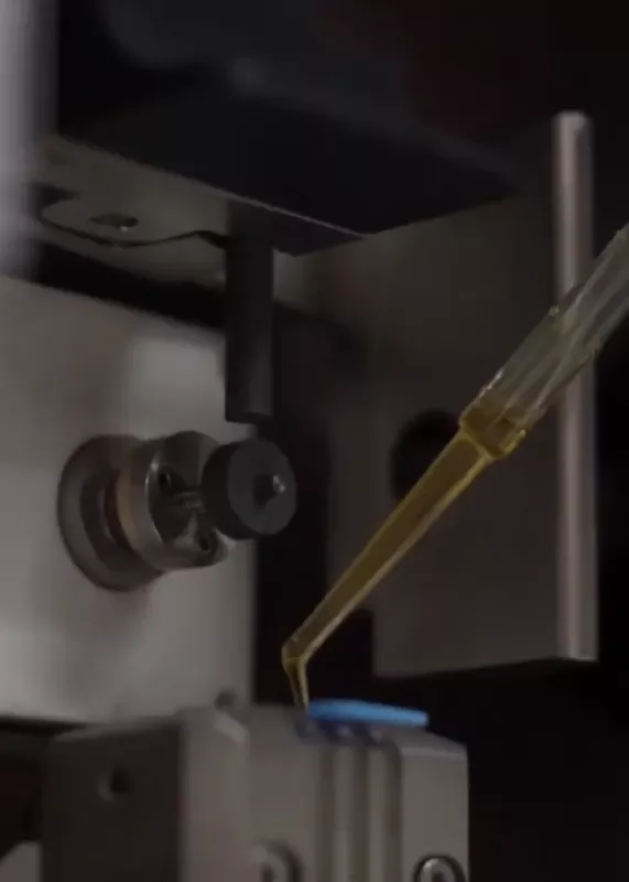 Nanoszenie próbki oleju pipetą w&nbsp;spektrometrze RotrOil GNR