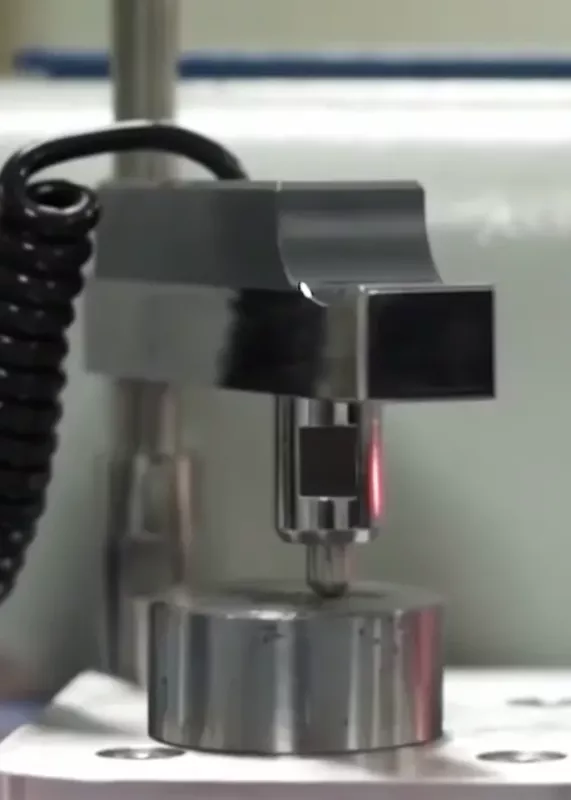 Głowica pomiarowa S6 Sirius 500 GNR przyłożona do próbki metalu podczas analizy