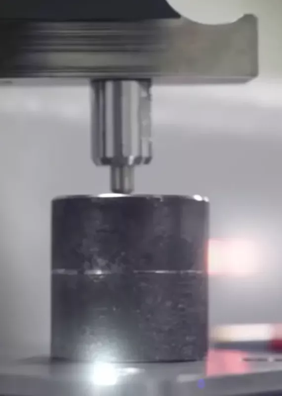 Zbliżenie głowicy pomiarowej S6 Sirius 500 GNR podczas badania składu metalu