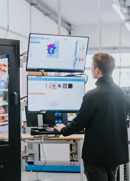 Operator obsługuje stanowisko pomiarów 3D FocusX na hali produkcyjnej (shopfloor)