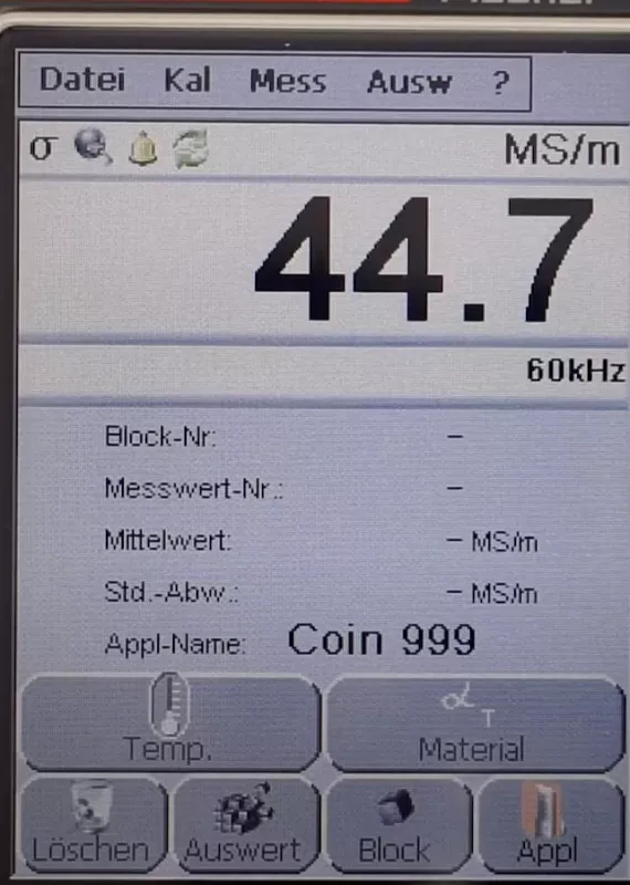 Urządzenie Fischer Sigmascope mierzące przewodność złotej monety