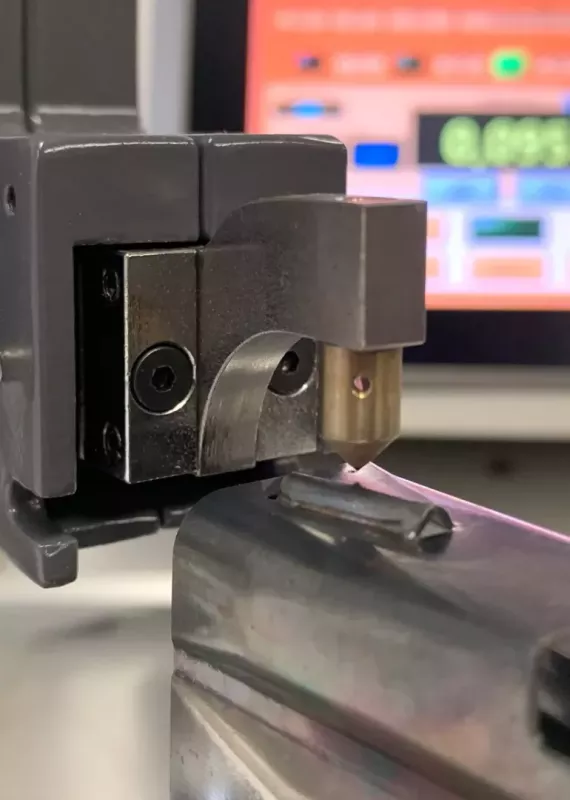 Końcówka pomiarowa HTD 30 Ernst podczas pomiaru CHD na detalu