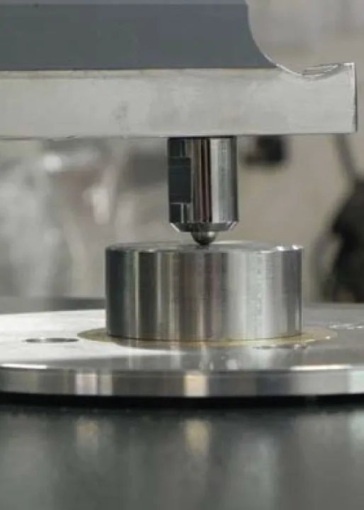 Zbliżenie na pomiar iskrowy (OES) próbki metalu w&nbsp;spektrometrze Atlantis