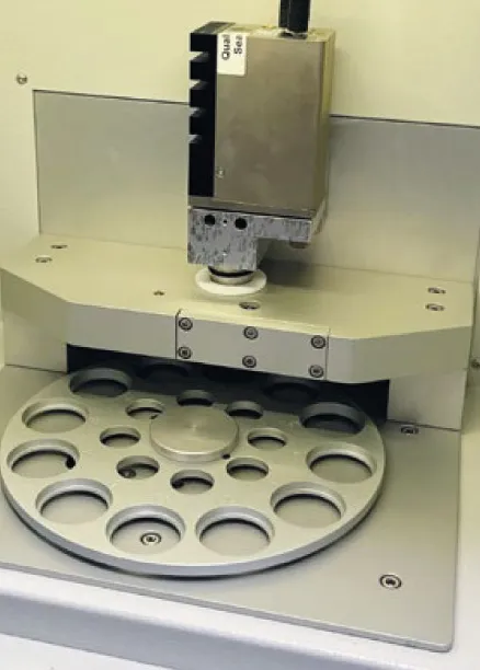 Wnętrze spektrometru TXRF GNR Horizon z&nbsp;podajnikiem próbek