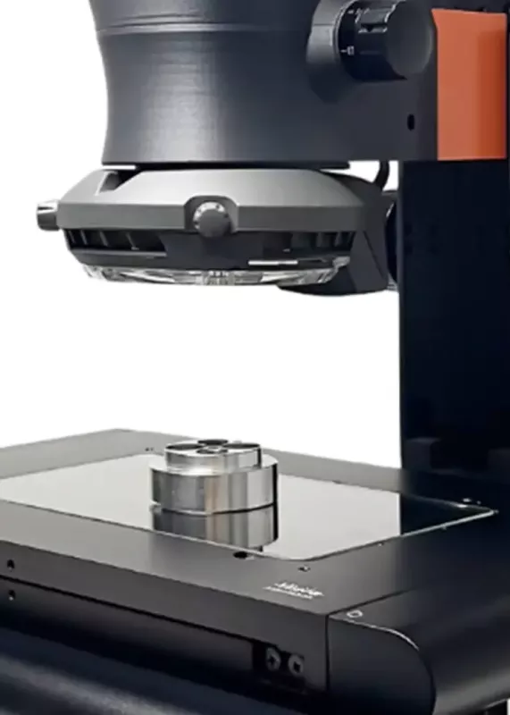 Zbliżenie mikroskopu Swift PRO Edge z&nbsp;precyzyjnym stolikiem
