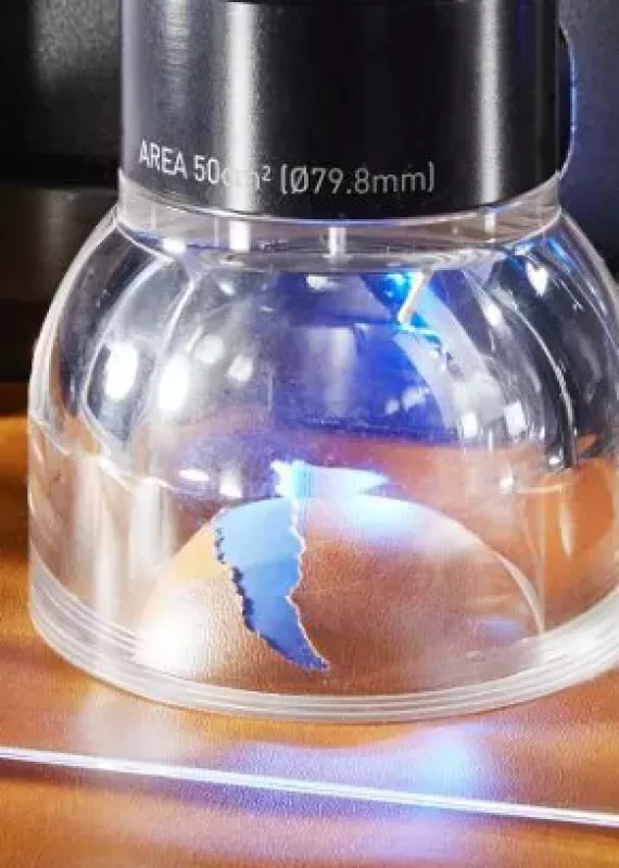 Próbka skóry podczas próby rozerwania w&nbsp;urządzeniu TruBurst