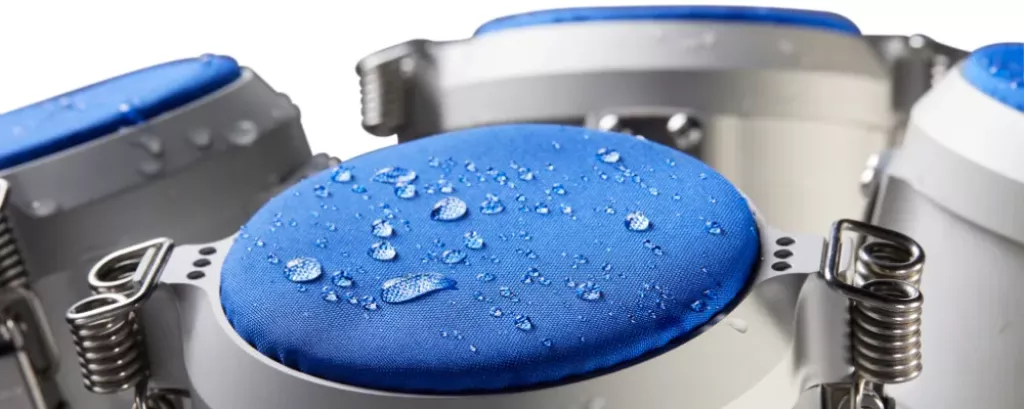 Krople wody na próbce tkaniny w&nbsp;uchwycie systemu TruRain