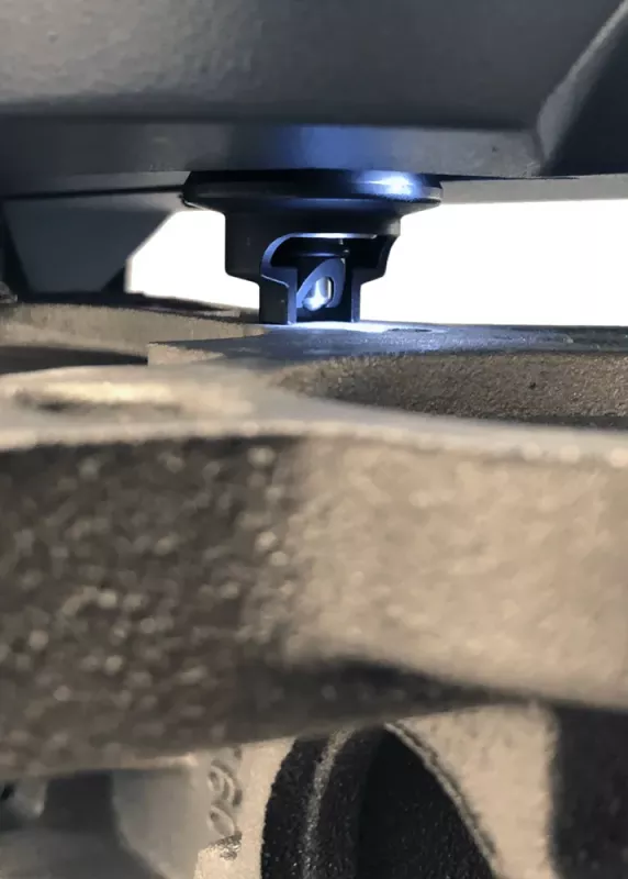 Zbliżenie na wgłębnik i&nbsp;punkt pomiaru w&nbsp;twardościomierzu AT350 Ernst (Rockwell)