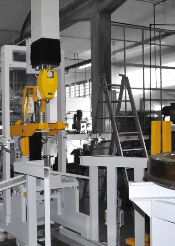 Automatyczna linia pomiarowa z&nbsp;twardościomierzem Brinella BRE-AUT w&nbsp;procesie produkcyjnym