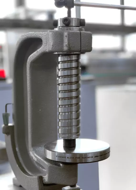 Badanie twardości Brinella na bloku wzorcowym – stanowisko pomiarowe