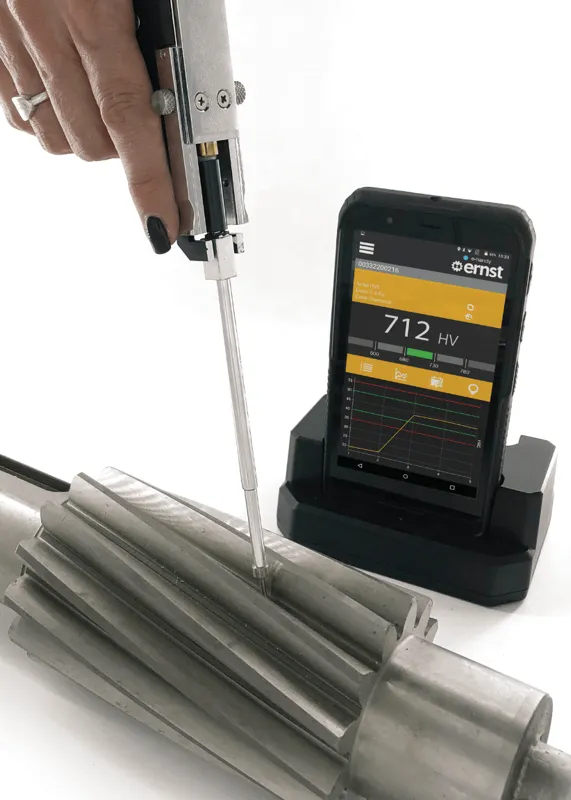 Pomiar twardości metalu twardościomierzem Ernst e-handy na elemencie zębatym