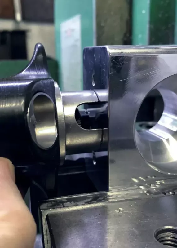 Twardościomierz Ernst e-Computest podczas pomiaru w&nbsp;trudno dostępnym miejscu