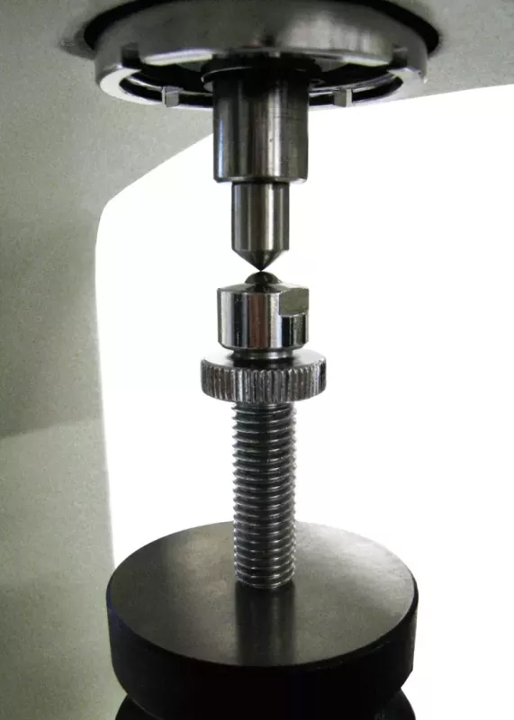 Pomiar twardości nakrętki w&nbsp;twardościomierzu Rockwella Ernst NR3 DR