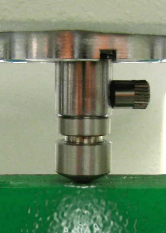 Wgłębnik twardościomierza Ernst NR3 DR podczas pomiaru na rurze