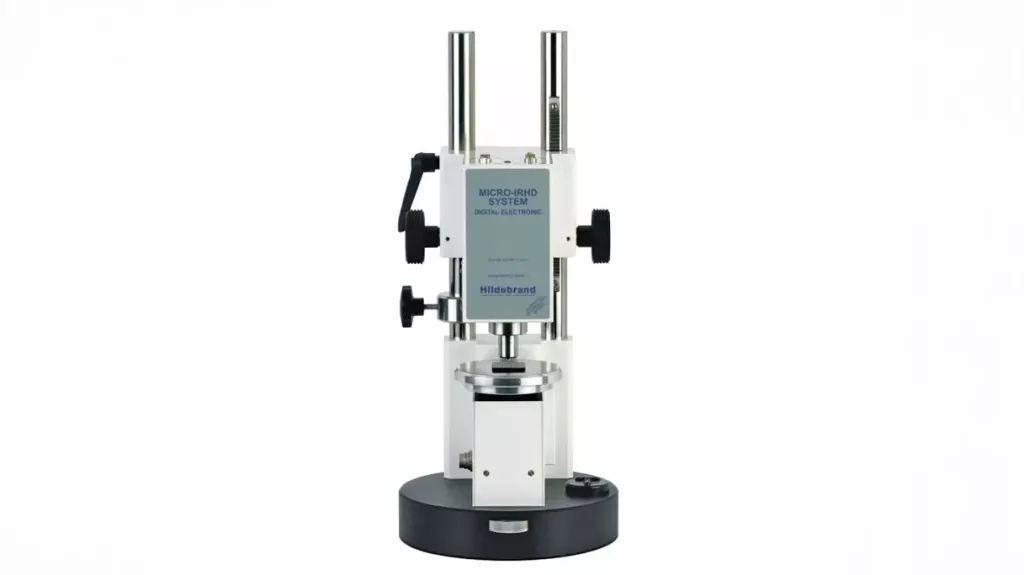 Twardościomierz IRHD Micro Hildebrand na stanowisku pomiarowym do gumy i&nbsp;elastomerów