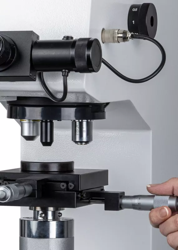 Głowica obrotowa turret w&nbsp;twardościomierzu Vickersa ATI DM2 – zbliżenie