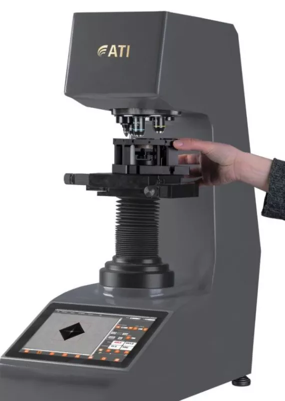 Ręczna regulacja stolika w&nbsp;twardościomierzu Vickersa ATI V Auto podczas ustawiania próbki