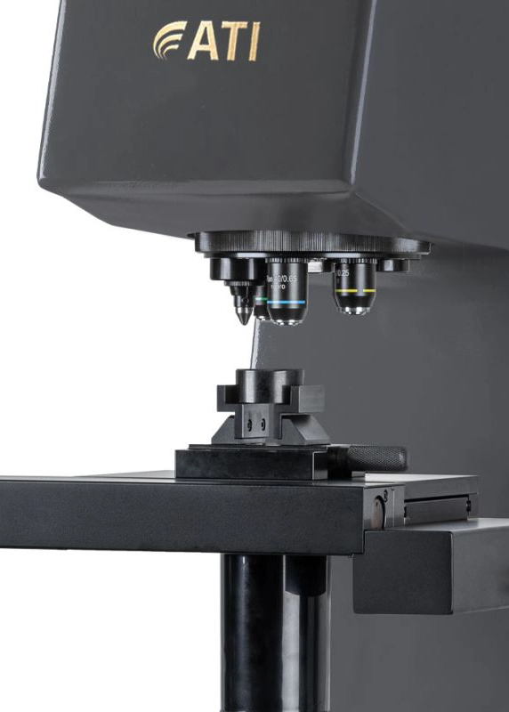 Zbliżenie na stolik pomiarowy i&nbsp;obiektywy twardościomierza Vickersa ATI V Auto