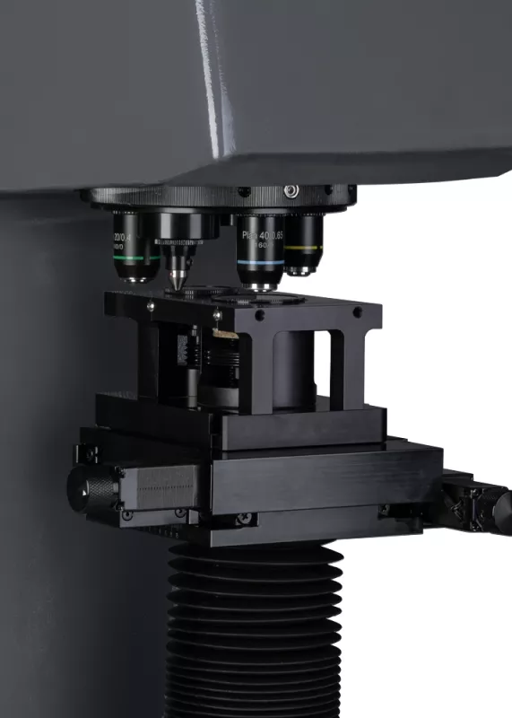 Zbliżenie: głowica i&nbsp;stolik twardościomierza Vickersa ATI V (pomiar twardości metali)