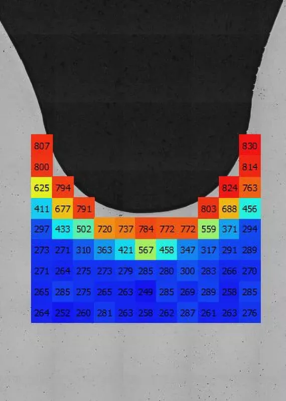 Wizualizacja rozkładu twardości HV (Vickers) – mapa pomiarowa z&nbsp;wartościami na próbce