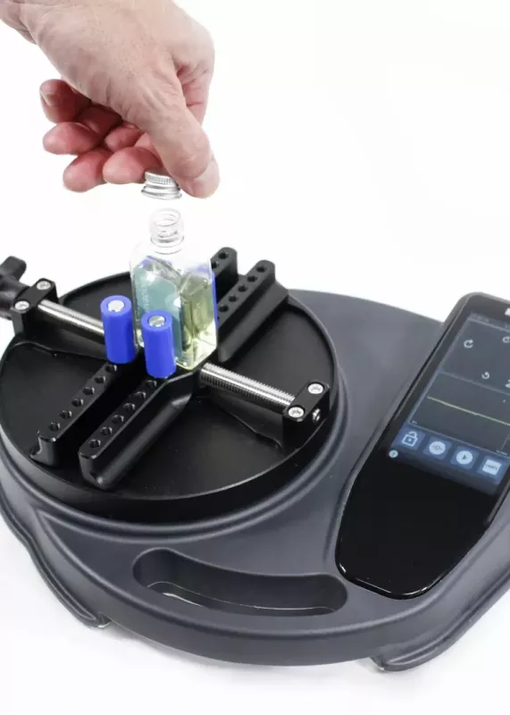 Miernik momentu VTG Tornado podczas testu zakrętki butelki kosmetycznej (open torque)