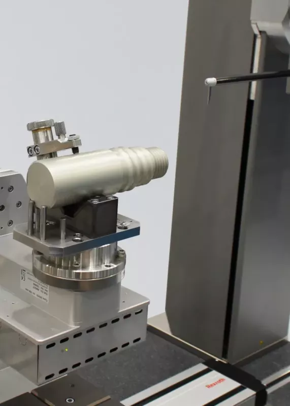 Sonda pomiarowa profilometru Waveline W812C Digiscan w&nbsp;trakcie pomiaru konturu