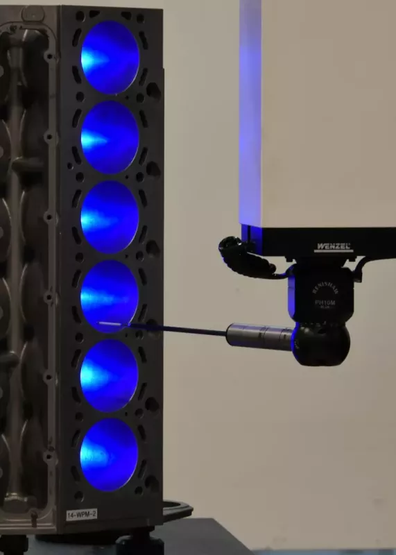 Pomiar precyzyjny powierzchni przez głowicę Renishaw w&nbsp;maszynie Wenzel LHF 3020