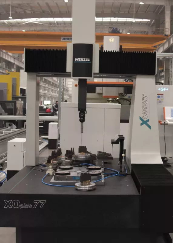 Współrzędnościowa maszyna pomiarowa WENZEL XOrbit XOplus 77 podczas pracy na hali produkcyjnej