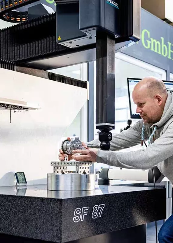 Operator przygotowujący pomiar na maszynie współrzędnościowej Wenzel SF 87