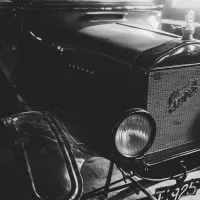 Zbliżenie przodu zabytkowego Forda Model T – element ekspozycji muzealnej.