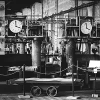 Hala Muzeum Hutnictwa Cynku z&nbsp;zegarami i&nbsp;stanowiskami dawnej walcowni.