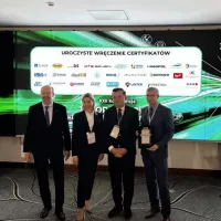 Uroczyste wręczenie certyfikatu członkostwa w&nbsp;Polskiej Izbie Kolei – przedstawiciele ITA na scenie.