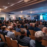 Widok sali konferencyjnej w&nbsp;trakcie wystąpienia – ujęcie trzecie.